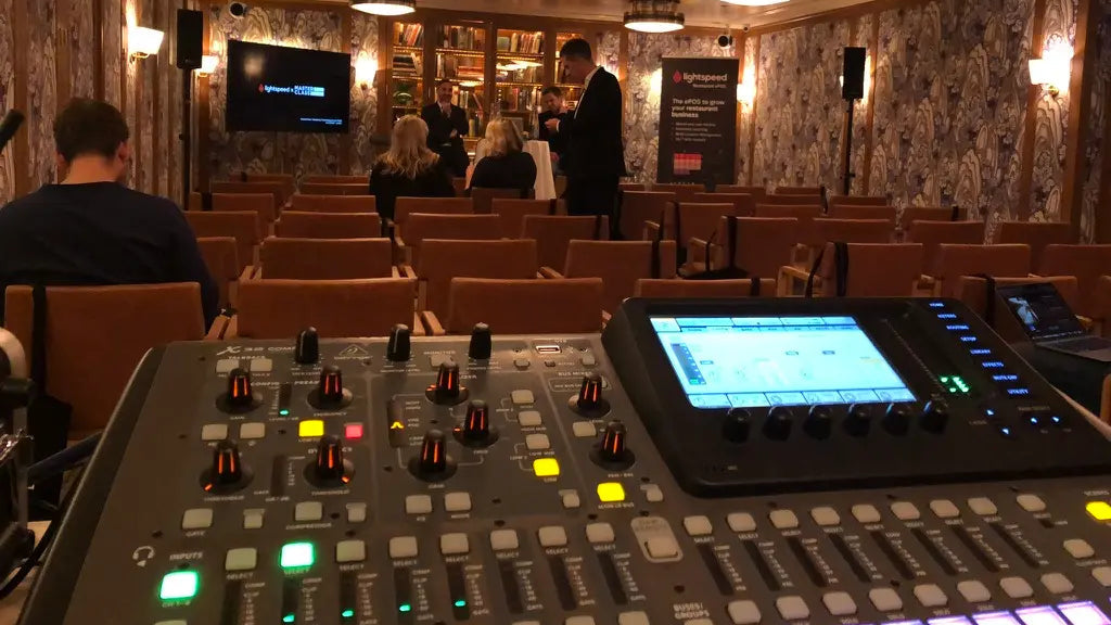 Panel sterowania w pokoju z ludźmi i dekoracjami